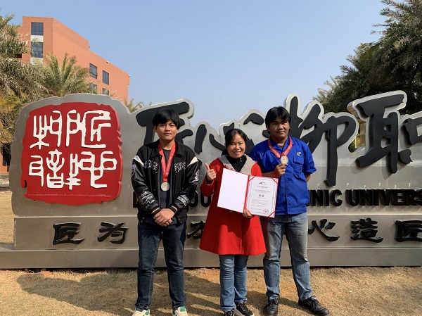 指导老师及参赛选手合影
