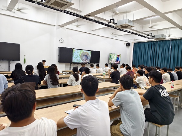 田文靖老师组织学生在教室认真观看