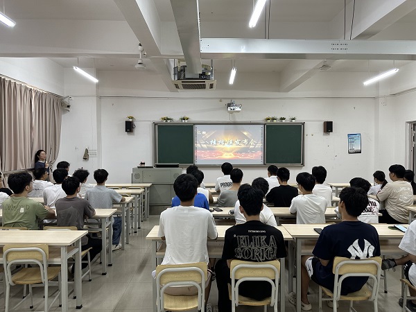 覃倩倩老师组织学生教室观看