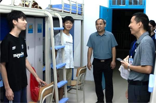 暖心慰问，迎新启航：机电工程学院领导班子深入新生宿舍开展走访慰问活动