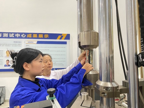 温俊霞博士指导陈瑞曦进行实验 温俊霞博士指导陈瑞曦进行实验