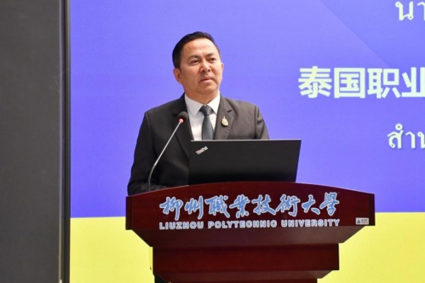 Mr. Tanapat Saengchan 讲话