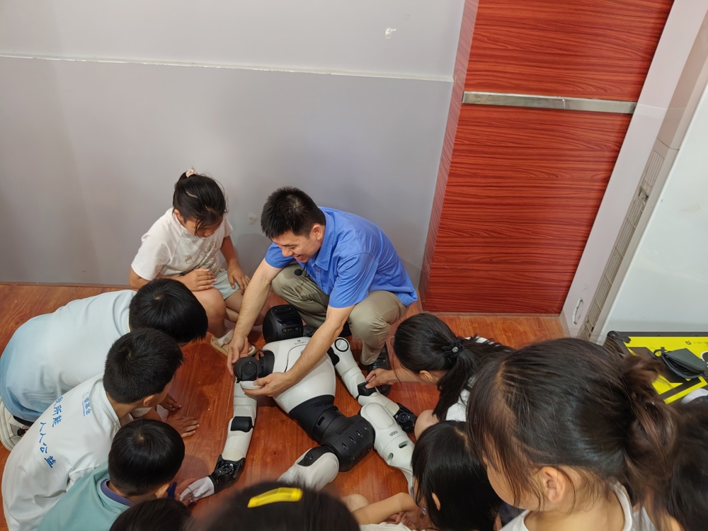 机电工程学院为地震安置点孩子开设科技研学体验课