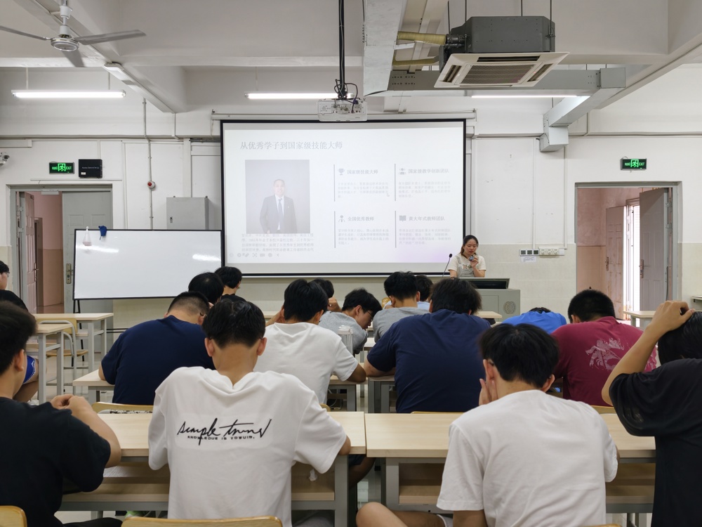 莫老师介绍甘达淅老师的先进事迹