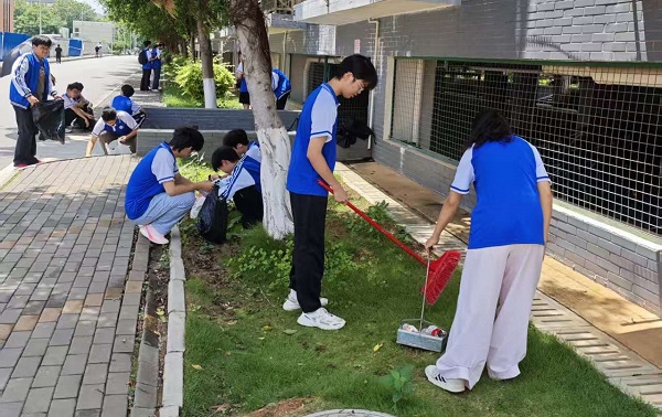 机电工程学院开展受助学生志愿清扫公益活动