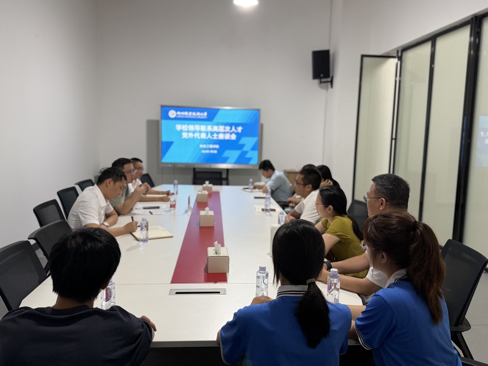 学校党委常委、副校长陈正振与师生交流