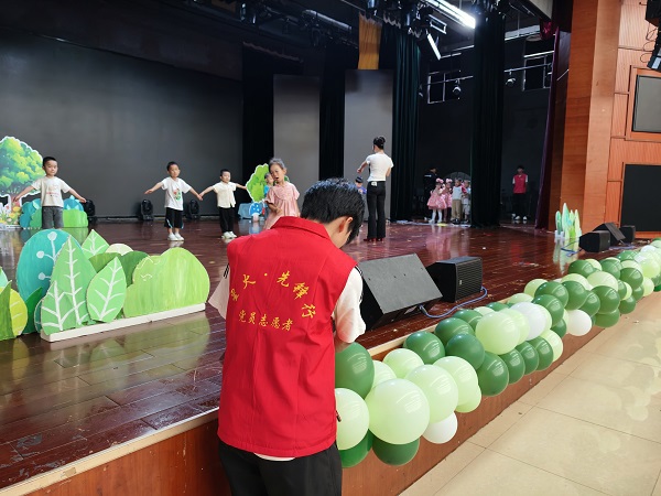 志愿者布置场地