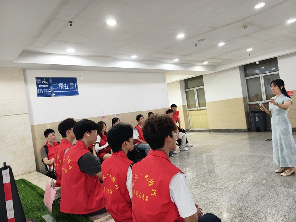 赵园长给志愿者们分解任务