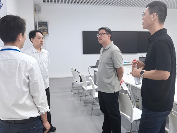 校领导深入备赛一线慰问指导师生