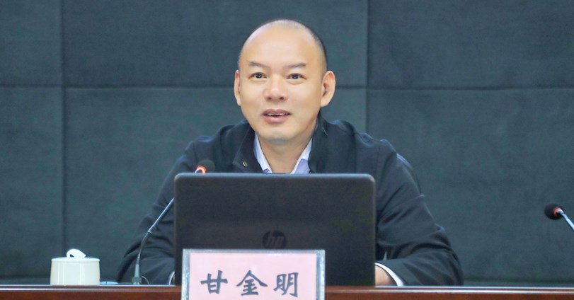 校长甘金明为新教师作专题讲座