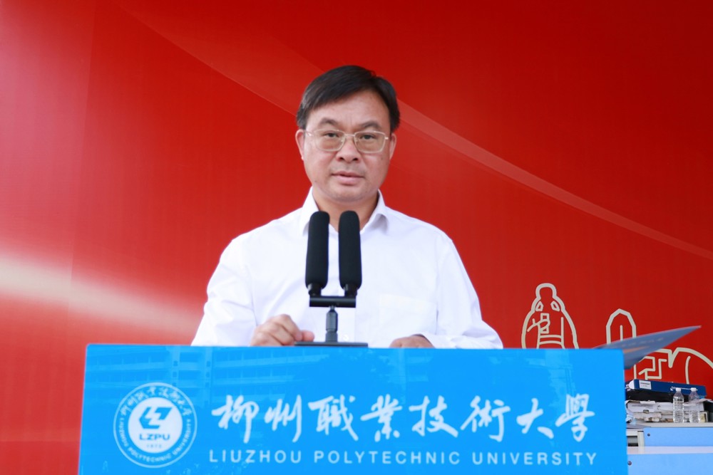 党委常委、副校长冉福松主持闭幕式 党委常委、副校长冉福松主持闭幕式