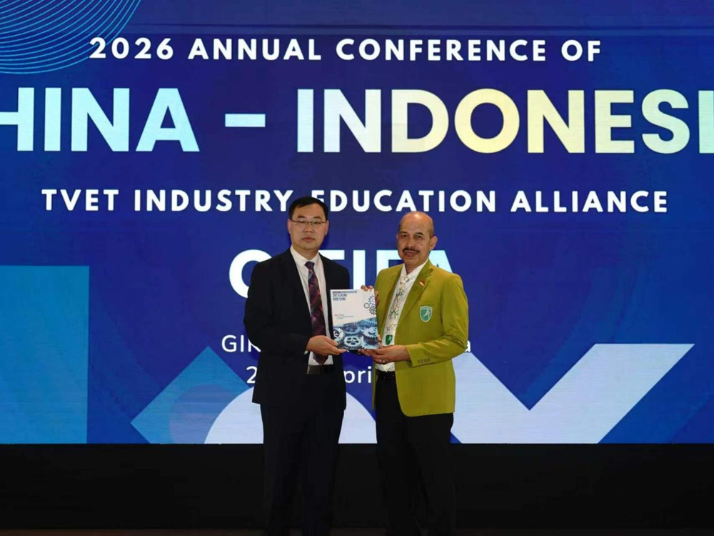 Qiu Fuming (left), on behalf of Chinese member institutions of the Alliance, donated 13 textbooks to the Forum of Directors of State Polytechnics in Indonesia (FDPNI)