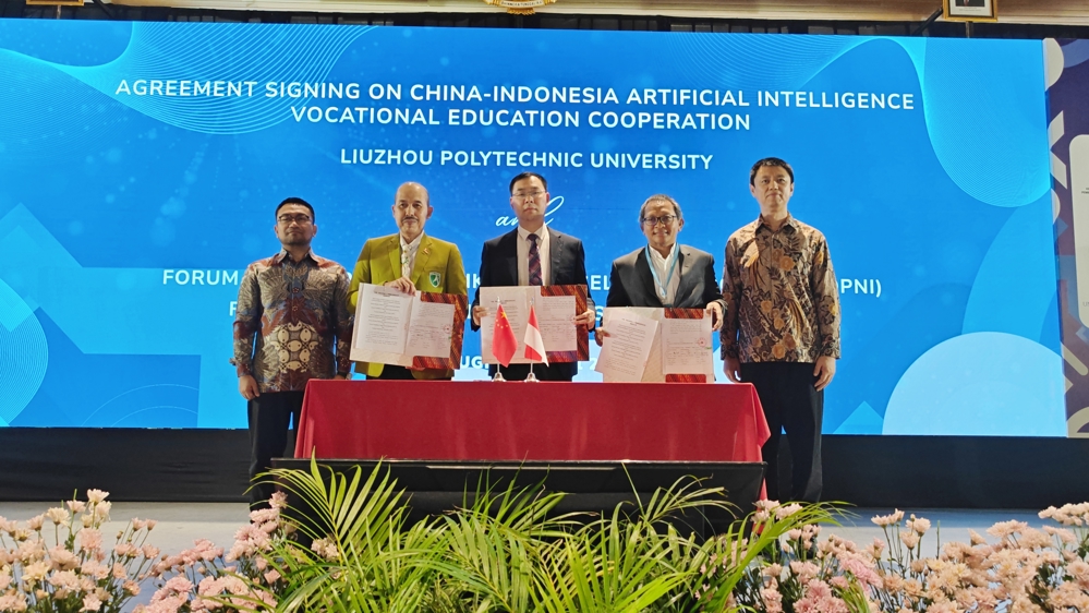 On behalf of the Chinese members of the Alliance, LZPU signed an agreement with the Forum of Directors of State Polytechnics in Indonesia (FDPNI) on collaboration in artificial intelligence-related fields
