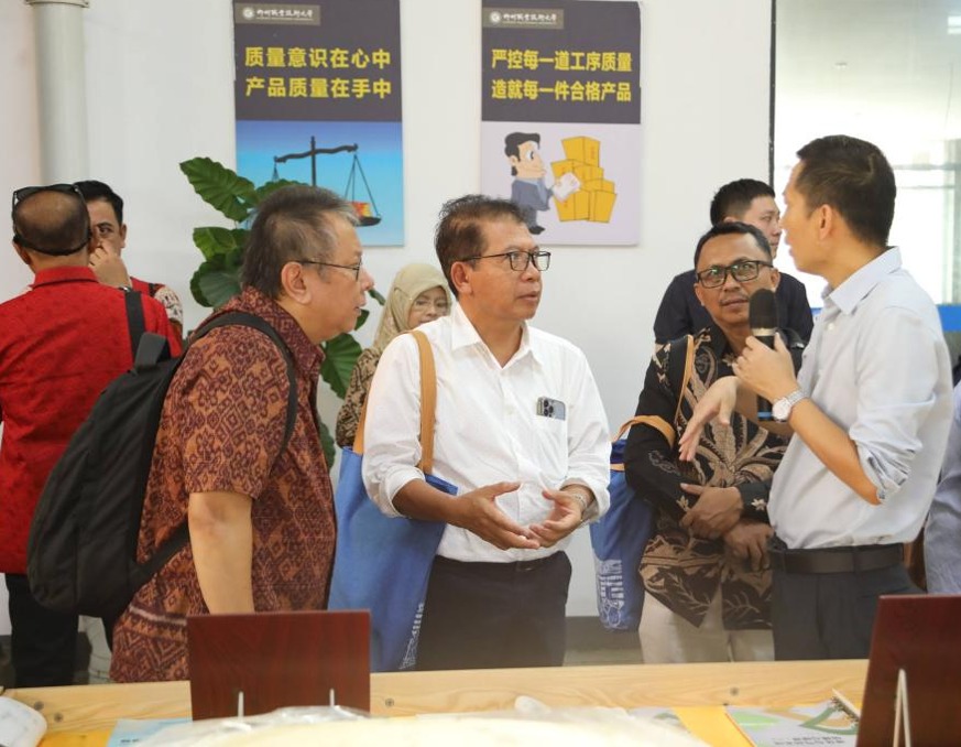 印尼院校代表团参观我校实训基地