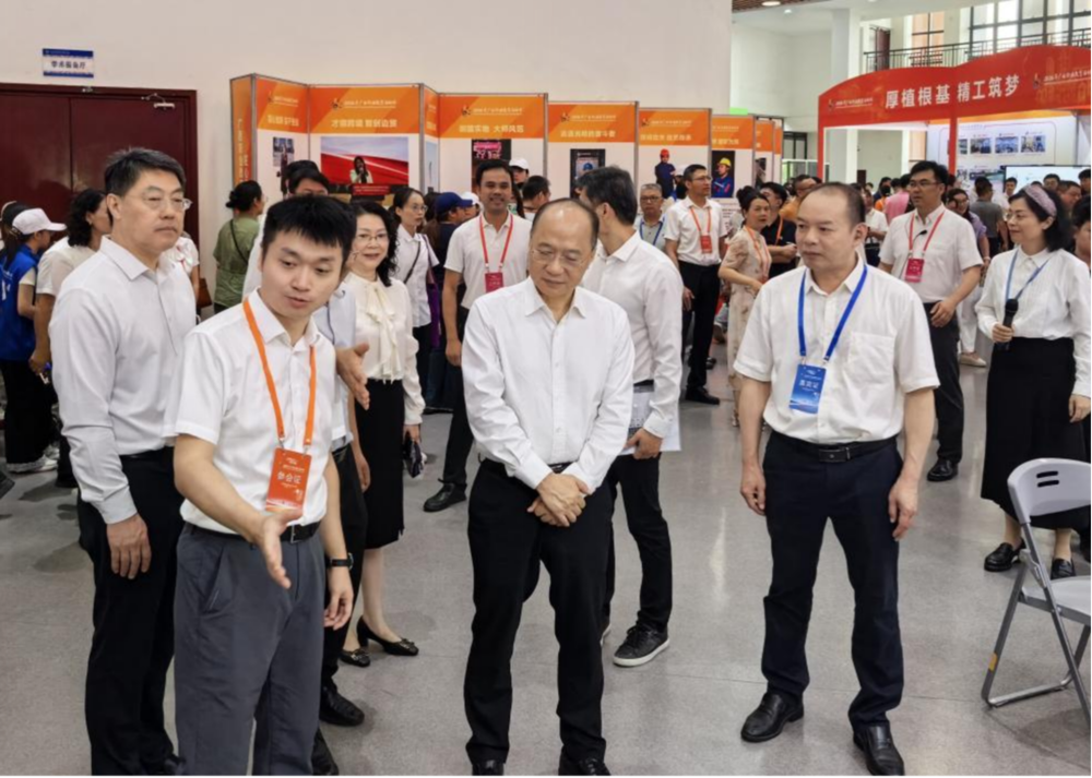 Liao Pinhu (middle) visits and gives guidance at the exhibition zone of LZPU