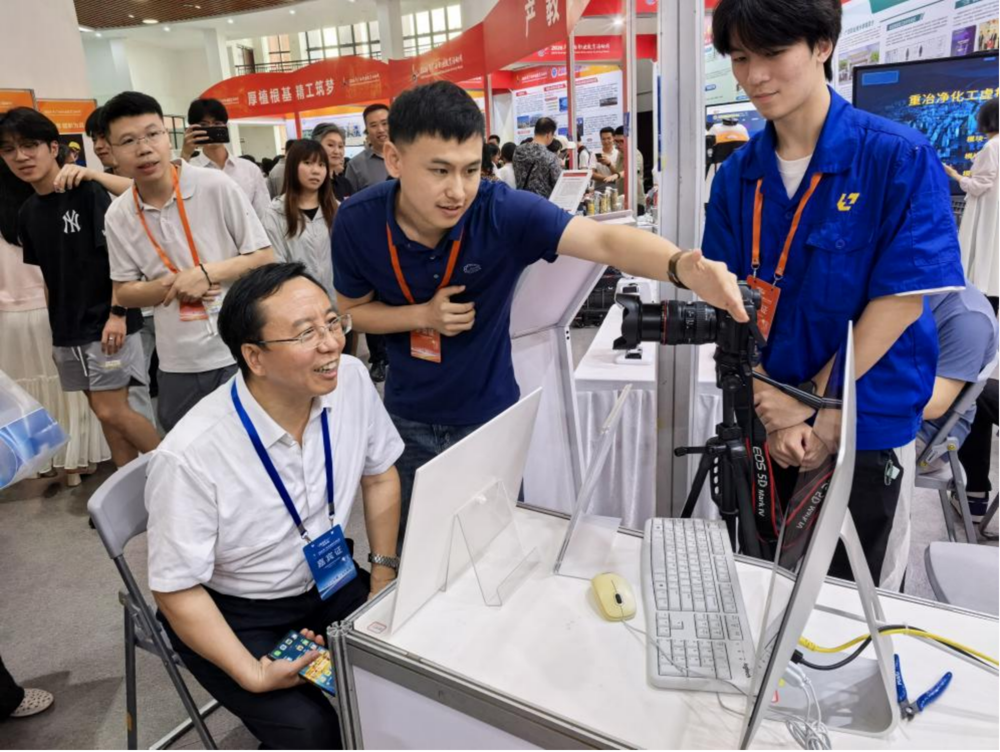 Jian Xingchao (first from the left) experiences the projects at the exhibition zone of LZPU