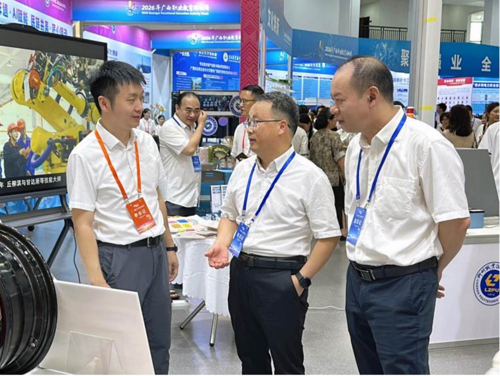 Zhao Congkui (middle) visits and gives guidance at the exhibition zone of LZPU