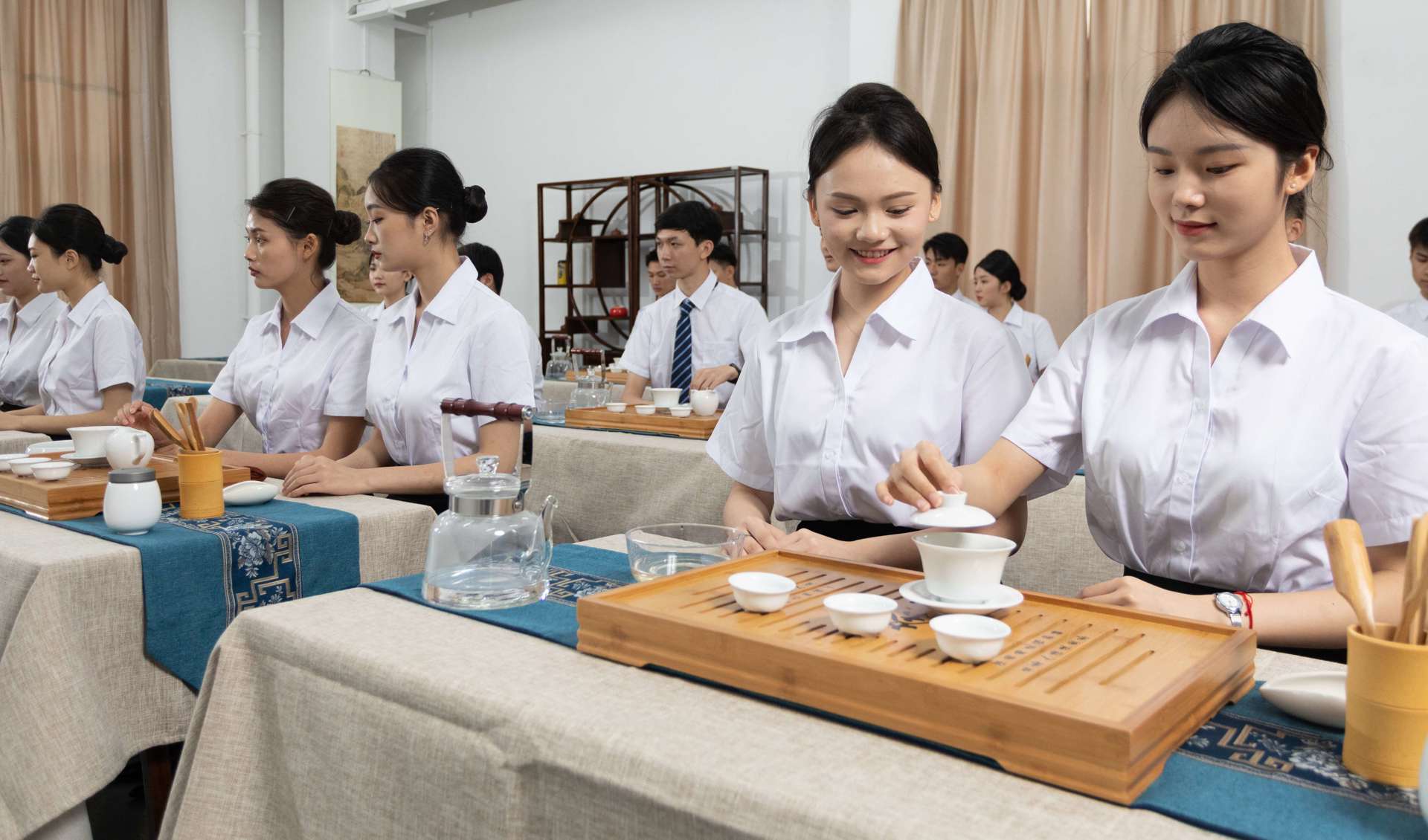 在上茶艺课的学生