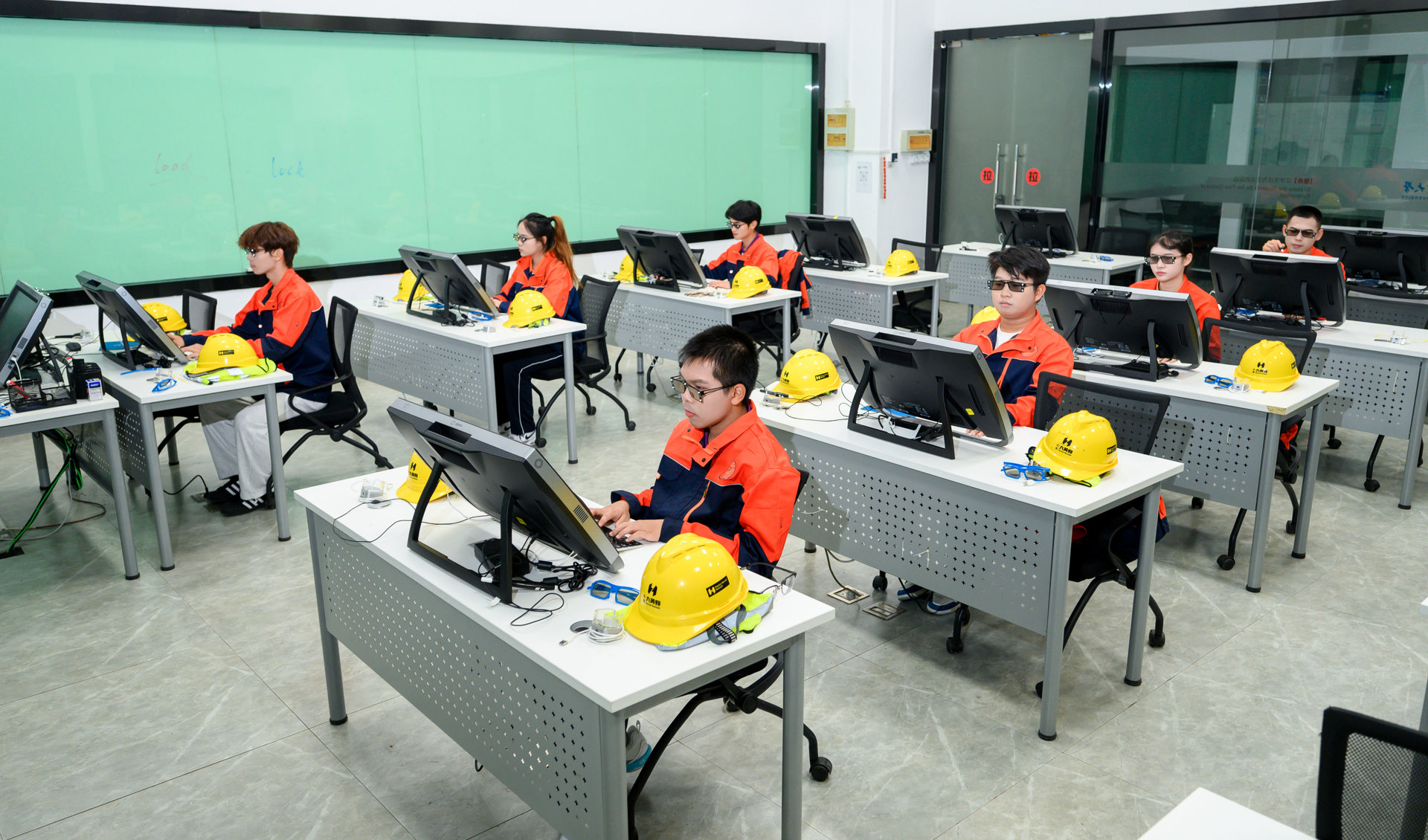 进行虚拟仿真的学生