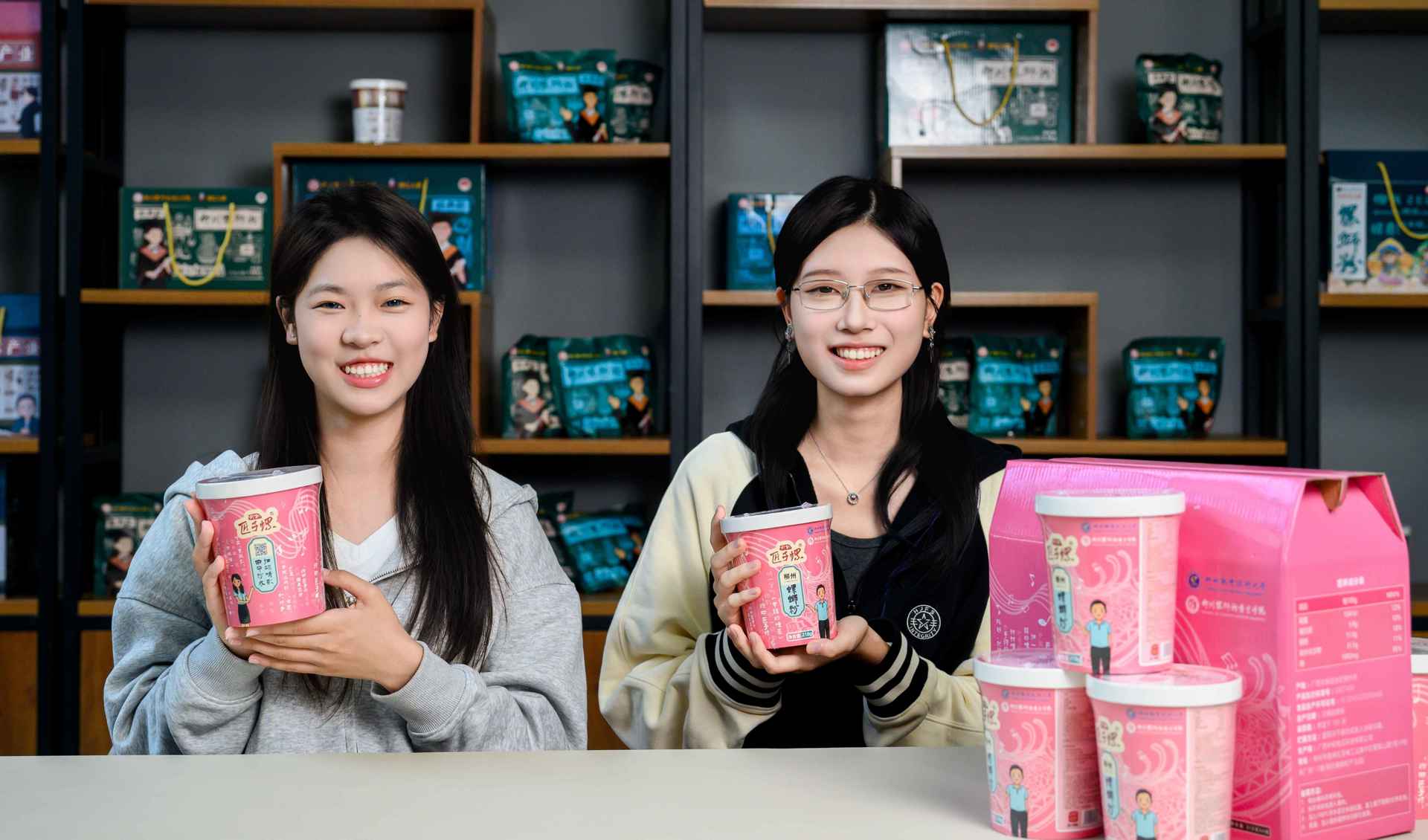 学生在展示匠子螺