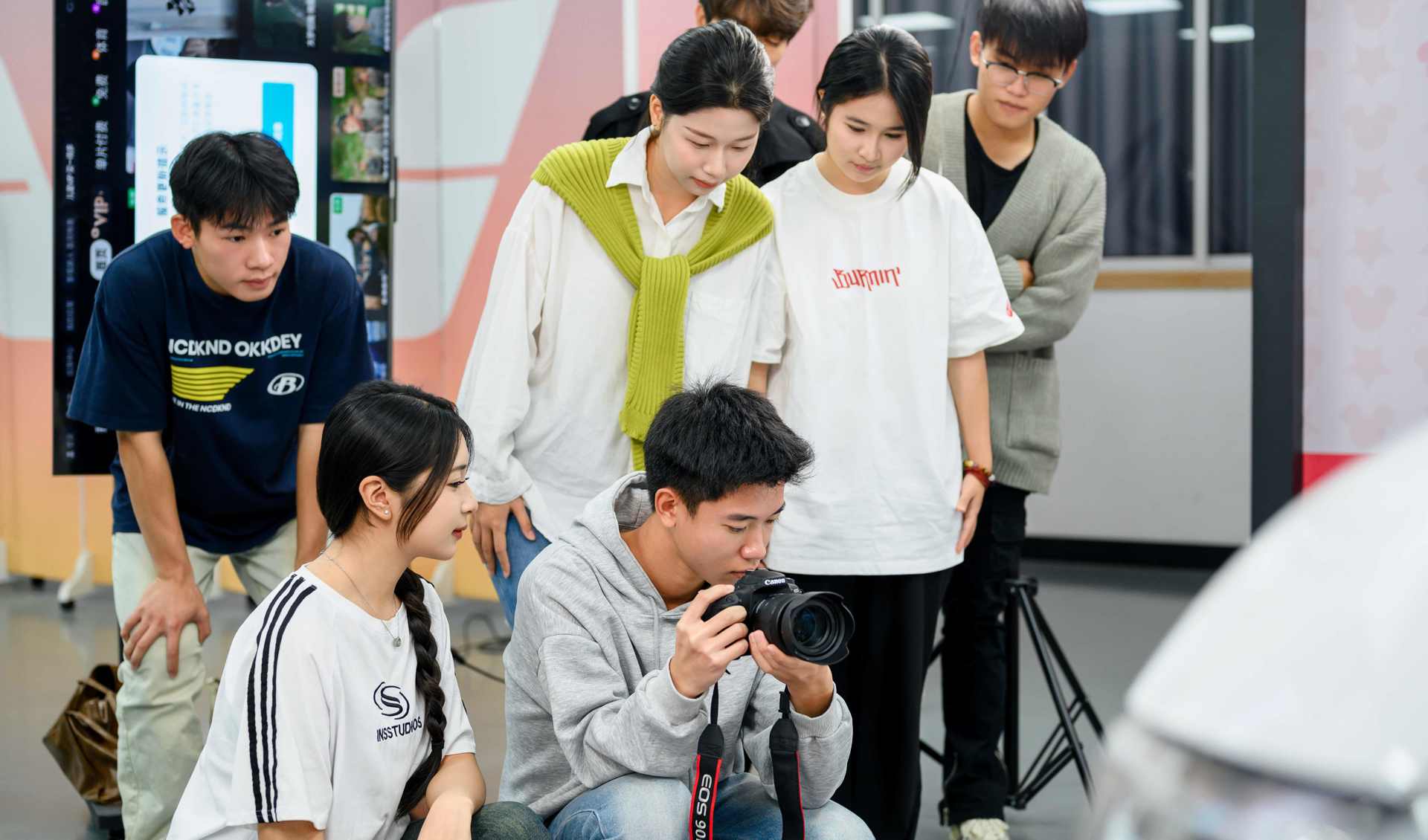 练习电商拍摄的学生