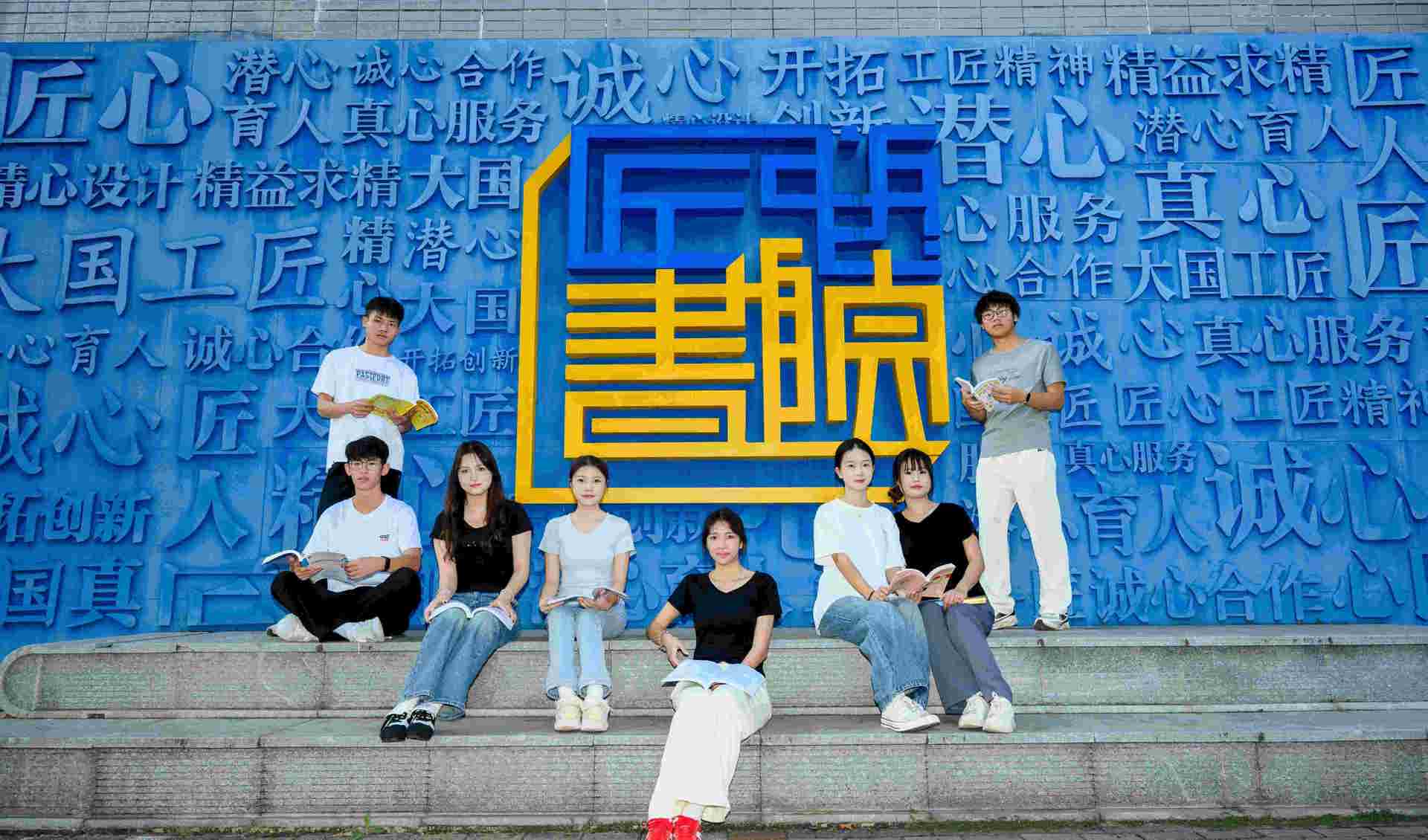 在图书馆的学生