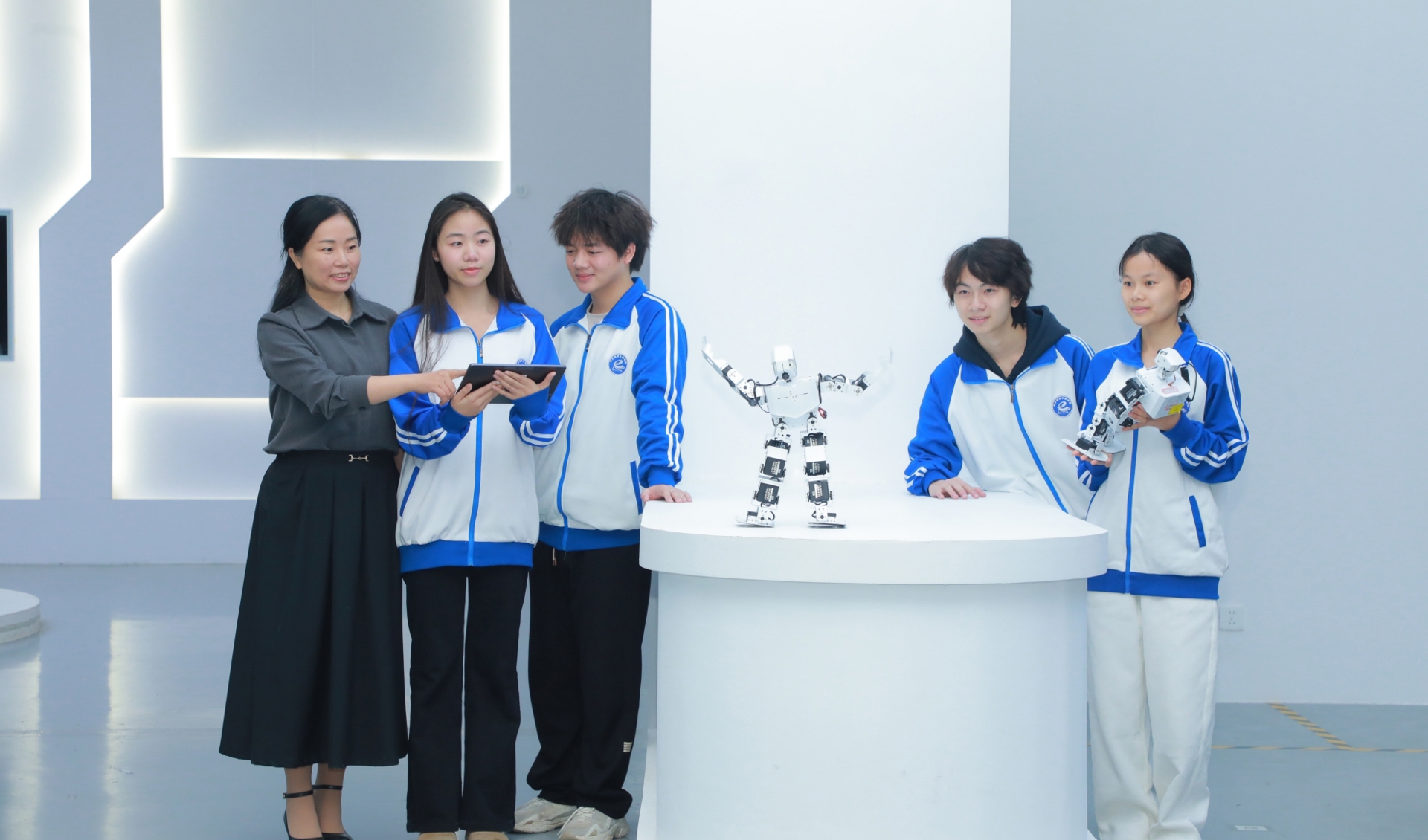 操控机器人的学生