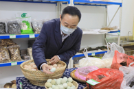 学校“消费扶贫”公益超市来了一群特殊的“顾客”