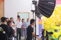 我校“汽车电商直播营销实践基地”迎来首播 助力上通五“一二五”工程