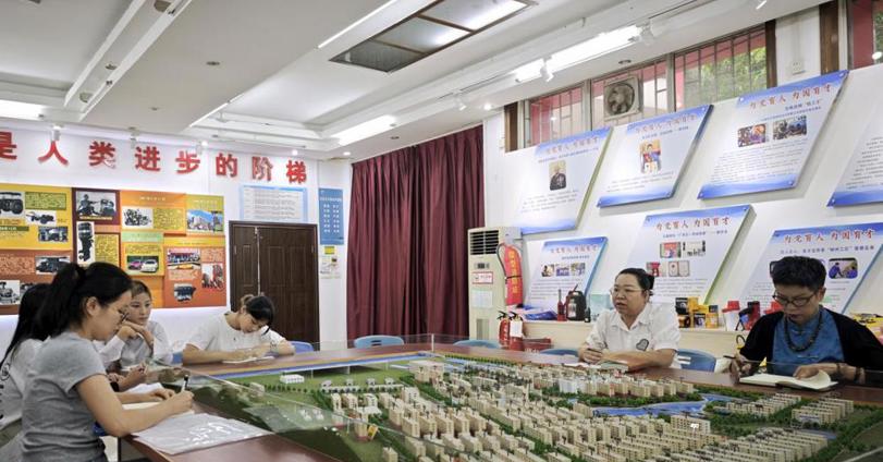 马克思主义学院师生赴柳州市龙擎苑社区调研