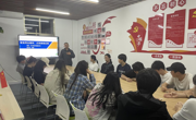 贸易与旅游管理学院举办“聚焦两会精神，点亮青春征程”学业指导活动