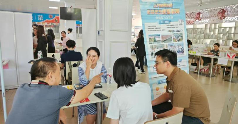 贸易与旅游管理学院深入双选会开展 全媒体电商运营本科专业申报调研