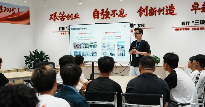 走进上通五新媒体中心，柳职大225名新生开启专业认知第一课