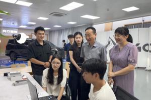 校党委书记刘子林、校长甘金明暑期看望慰问东风柳汽订单班在校实践学生