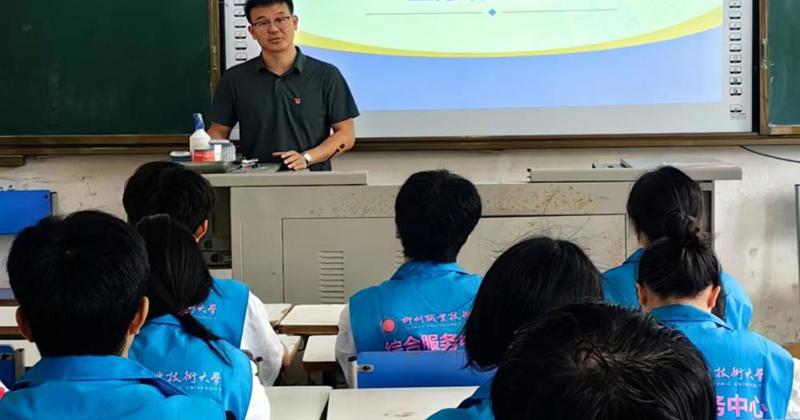 社湾校区服务中心举行值班员业务培训会