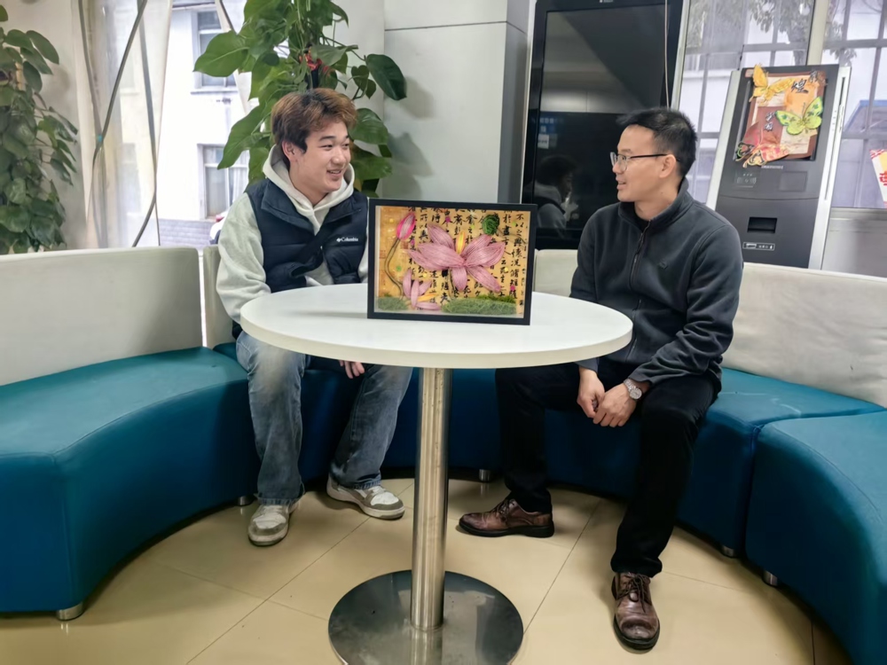 韦伟和刘政佑同学交流现场 韦伟和刘政佑同学交流现场