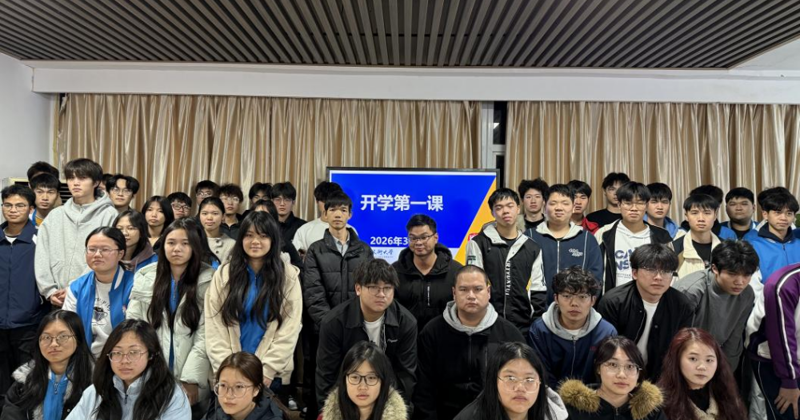 我校组织多民族师生收看“开学第一课”