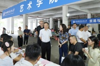 校党委书记刘子林深入2026级迎新现场检查指导工作