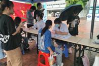 我校开展“世界精神卫生日”宣传教育走进学生社区活动