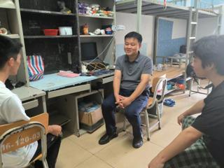 情系学子暖宿舍，履职尽责护成长——艺术学院党委书记带队走访慰问学生