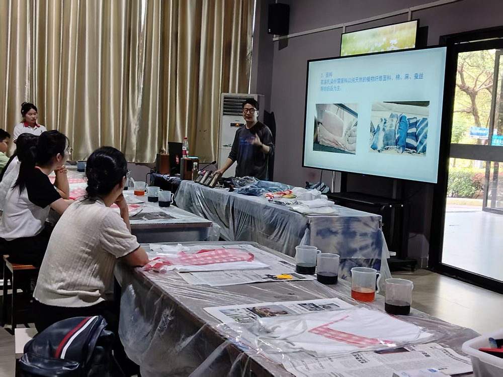 授课教师讲解扎染流程