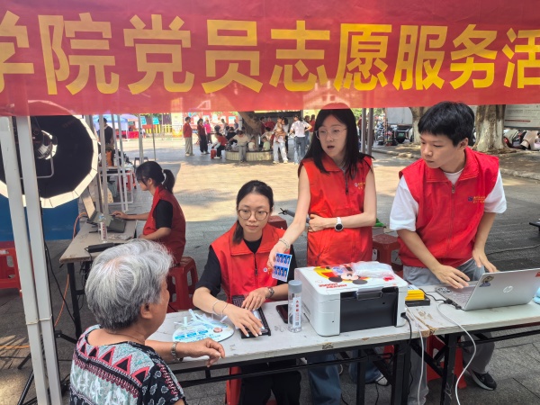 艺术学院深入龙擎苑社区开展志愿服务活动