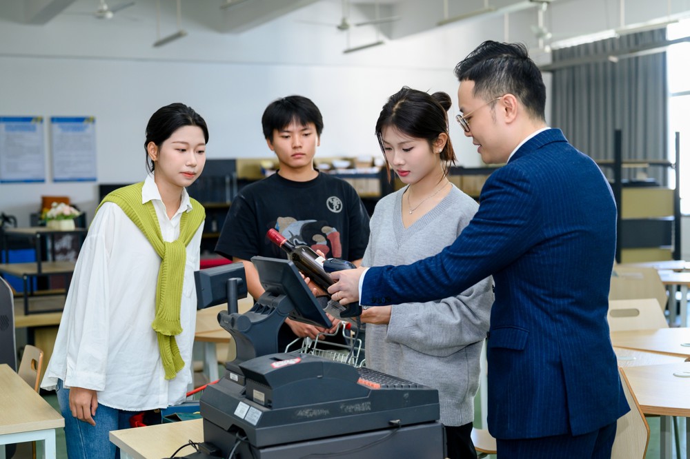 连锁经营与管理专业学生在老师指导下进行实训