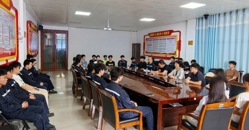 我校教师赴广西广投强强碳基新材料有限公司看望慰问毕业生并开展就业指导务
