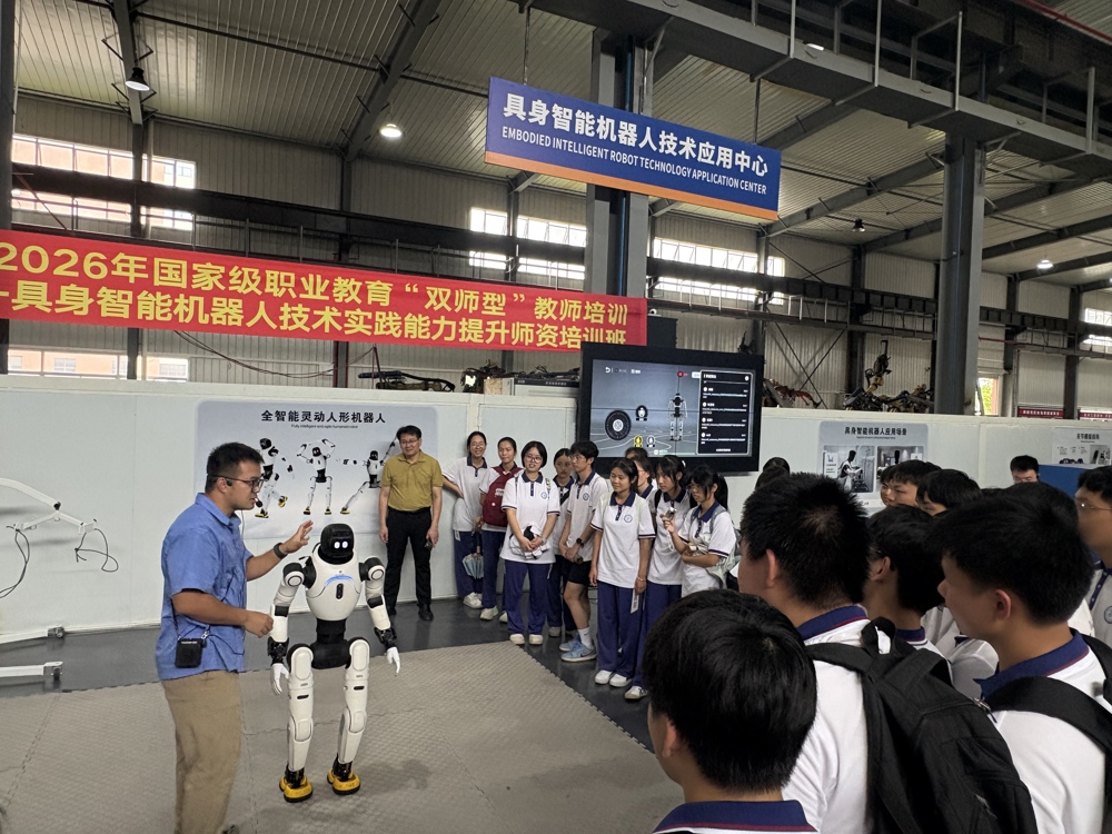 我校举办沉浸式职业体验嘉年华主题活动