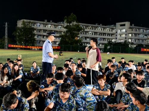 覃云学生互动