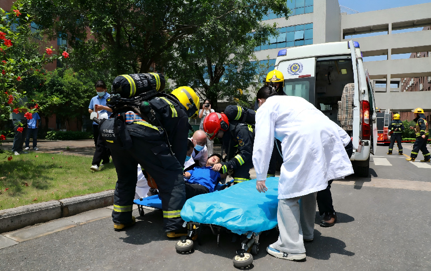 P掉照片中的两个人