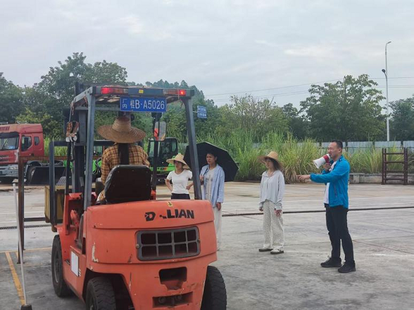 图1 《叉车驾驶技术》授课现场