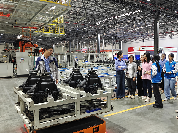 老师为同学们介绍工厂AGV