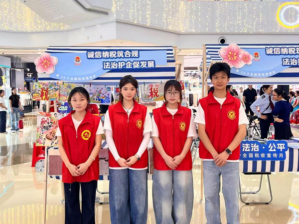 我校四名青年志愿者工作合影